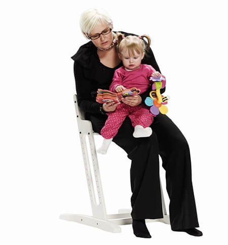 Baby Dan DanChair Krzesełko do karmienia Babcia bawiaca się z wnuczką 
