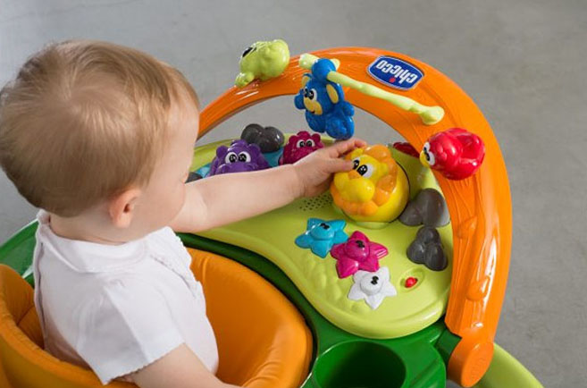Chodzik Chicco Walky Talky panel 3D z ruchomym pałąkiem