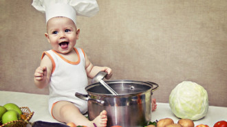 Kiedy dziecko może zacząć przyjmować stały pokarm? Od czego zacząć?