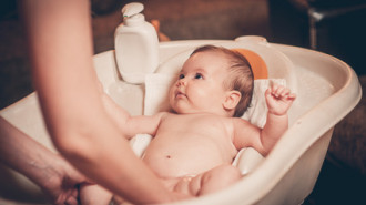 Jak przygotować pierwszą kąpiel dla niemowlaka?